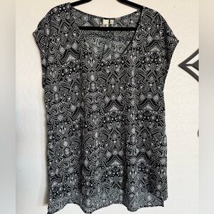 5/$20 - 14TH & UNION Black and White Patterned Women's Top - XL